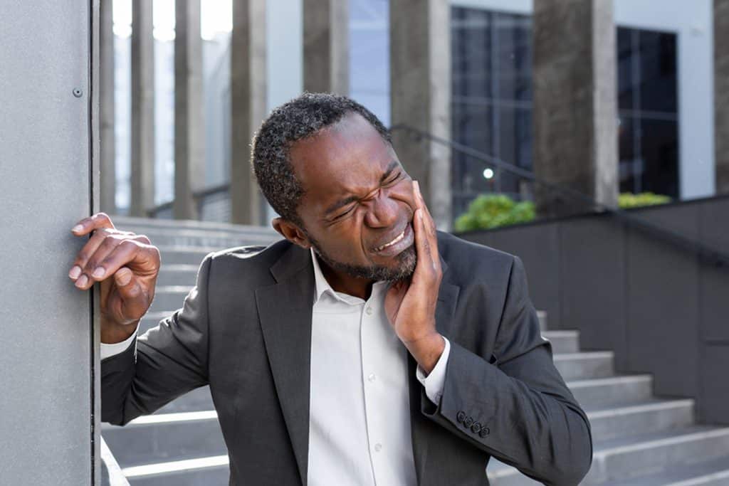 Common Causes of Throbbing Tooth Pain After Eating and What to Do About It